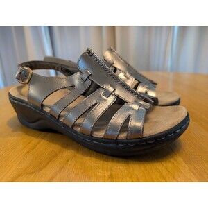 NWOT Clarks Lexi Marigold 37487 Women's 8W Gold Leather Casual Wedge Heel Sandal